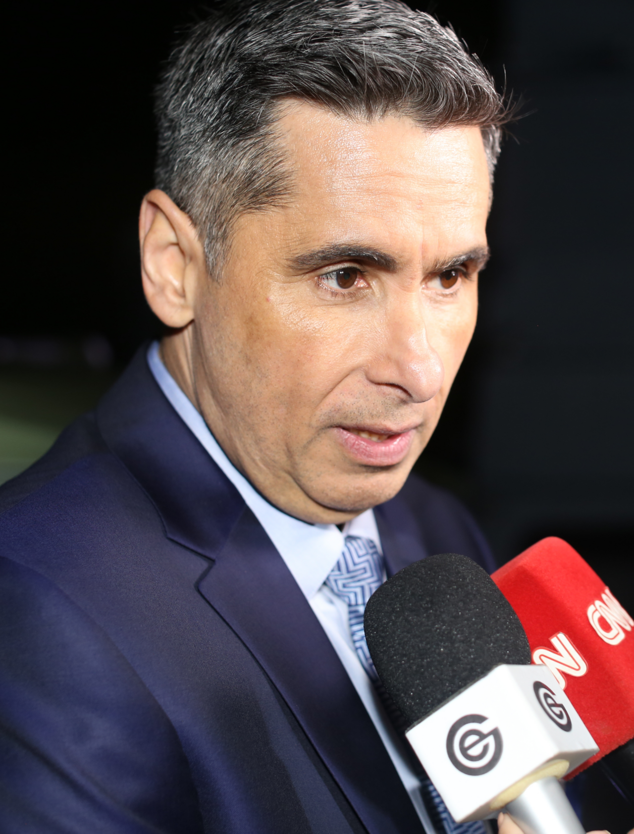 Flávio Augusto da Silva e a escola de idiomas construída com capital emprestado